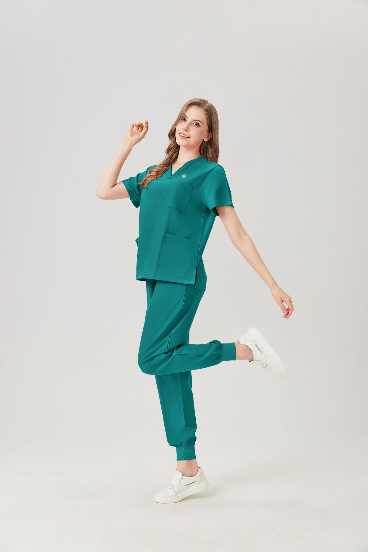 Ropa de trabajo de mujer color verde esmeralda, vista lateral del cuerpo entero