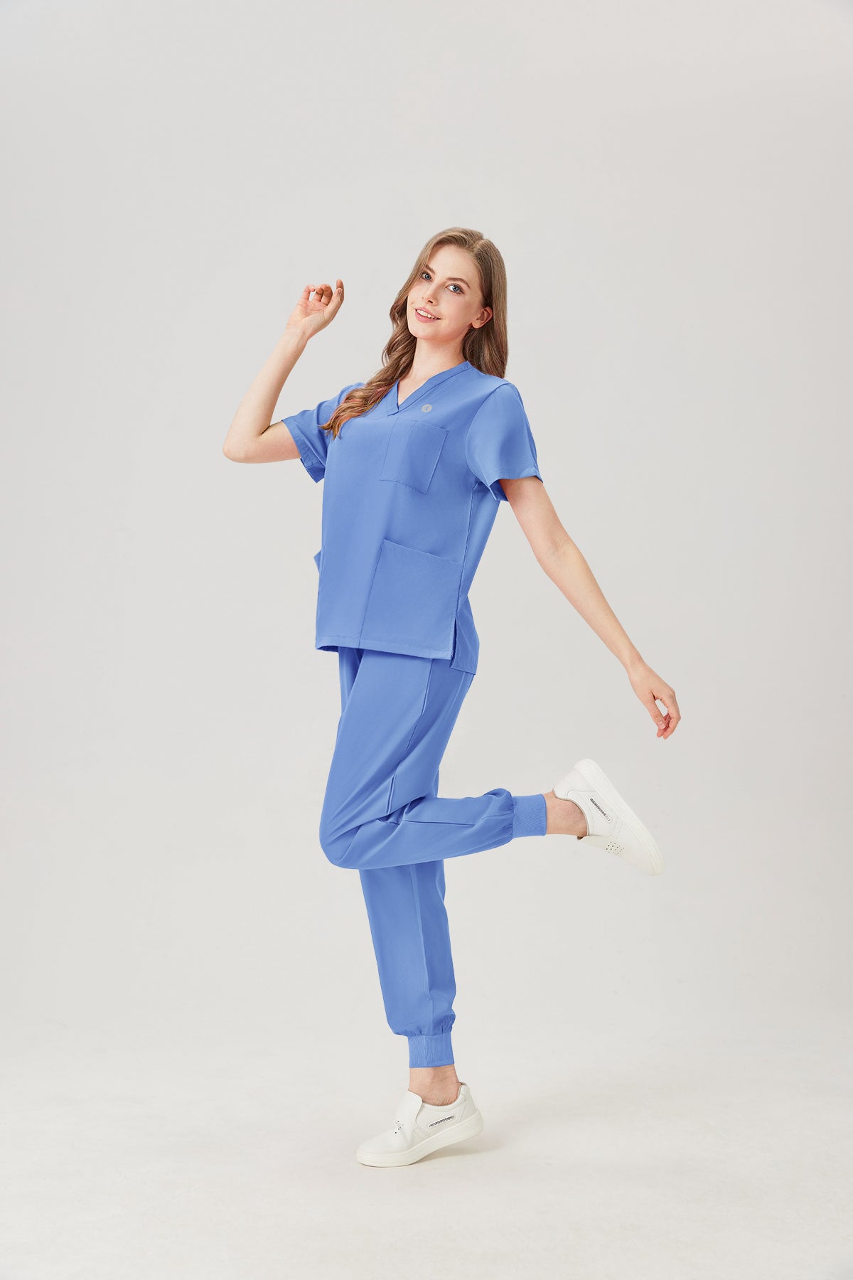 Camisón quirúrgico de mujer, color azul claro, modelo mostrado de lado