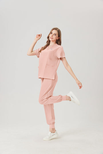 Uniforme médico rosa de mujer, vista lateral de la modelo