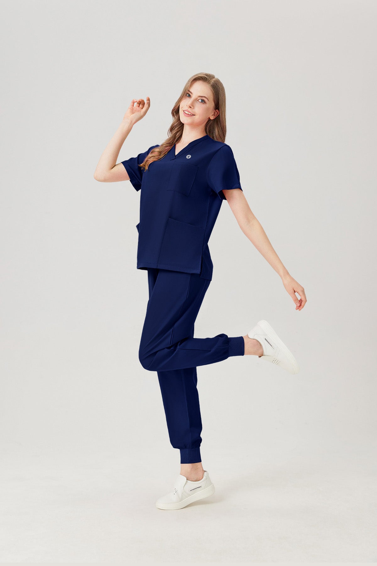 Bata quirúrgica azul marino JelriSoFit® para mujer, vista lateral de la modelo