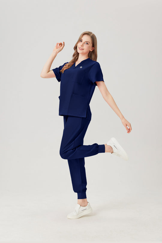 Bata quirúrgica azul marino JelriSoFit® para mujer, vista lateral de la modelo