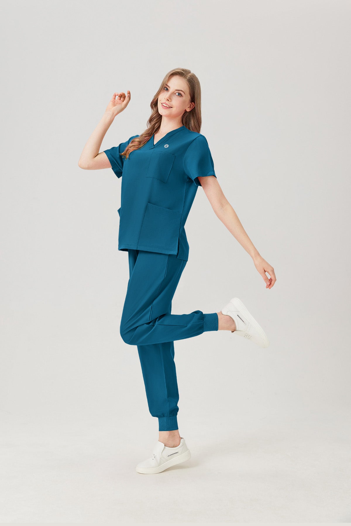 Pijama quirúrgico de mujer, modelo que muestra la vista lateral