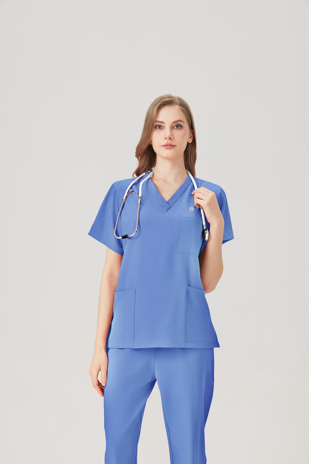 Bata quirúrgica de mujer, color celeste, vista frontal del modelo