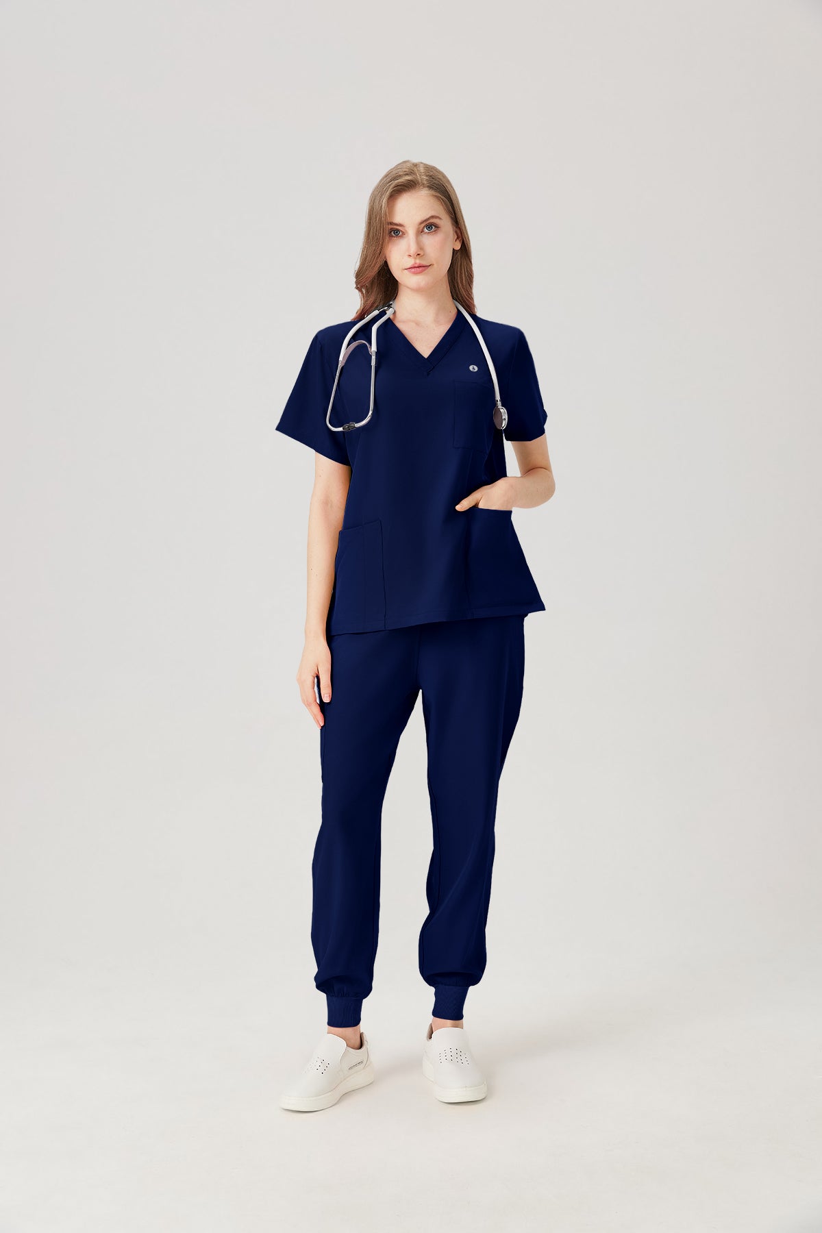 Bata quirúrgica azul marino JelriSoFit® para mujer, vista frontal de la modelo