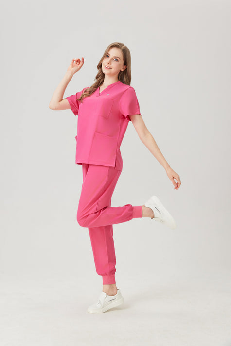 Uniforme médico morado de mujer, modelo mostrado de lado.