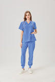 Pijama quirúrgico de mujer color azul claro, con efecto de cuerpo completo.