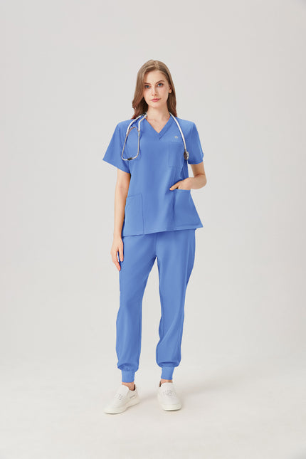 Pijama quirúrgico de mujer color azul claro, con efecto de cuerpo completo.