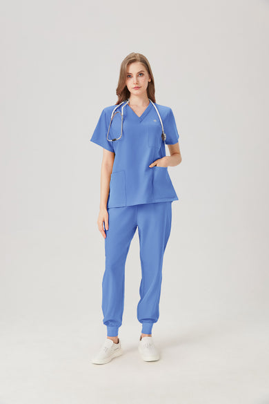 Pijama quirúrgico de mujer color azul claro, con efecto de cuerpo completo.