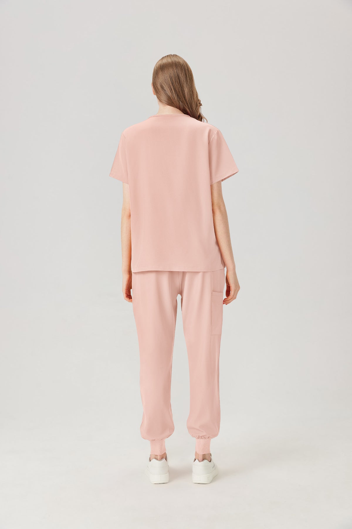 Vista posterior del uniforme médico rosa de mujer