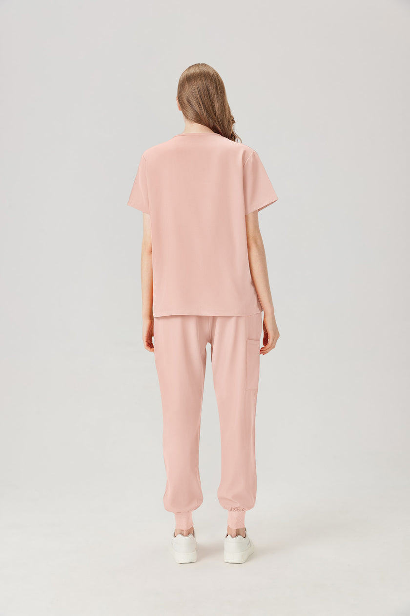 Vista posterior del uniforme médico rosa de mujer