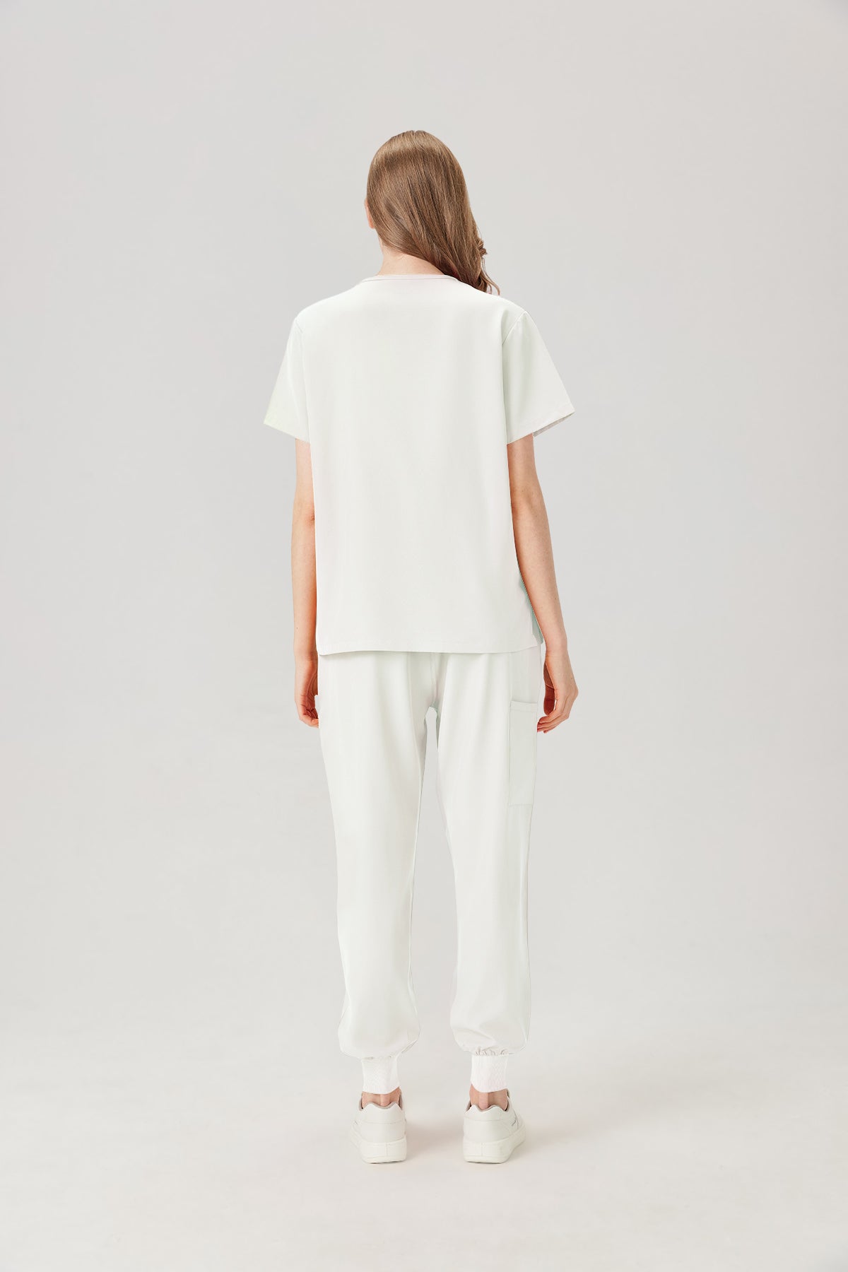 Vista trasera del uniforme de trabajo blanco de mujer.