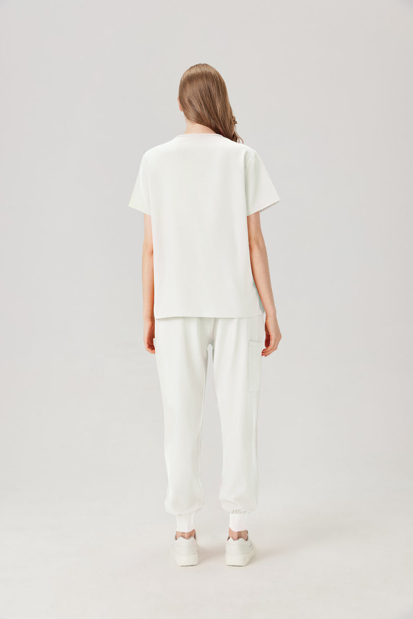 Vista trasera del uniforme de trabajo blanco de mujer.