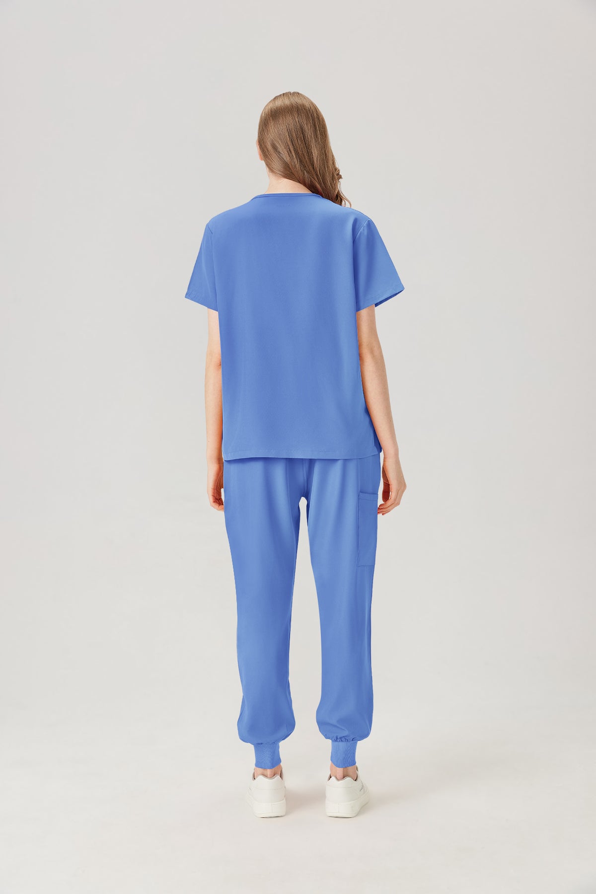 Bata quirúrgica de mujer, color celeste, vista posterior del modelo