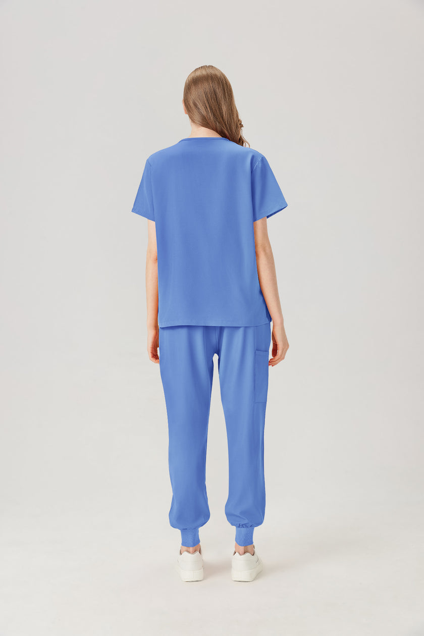 Bata quirúrgica de mujer, color celeste, vista posterior del modelo