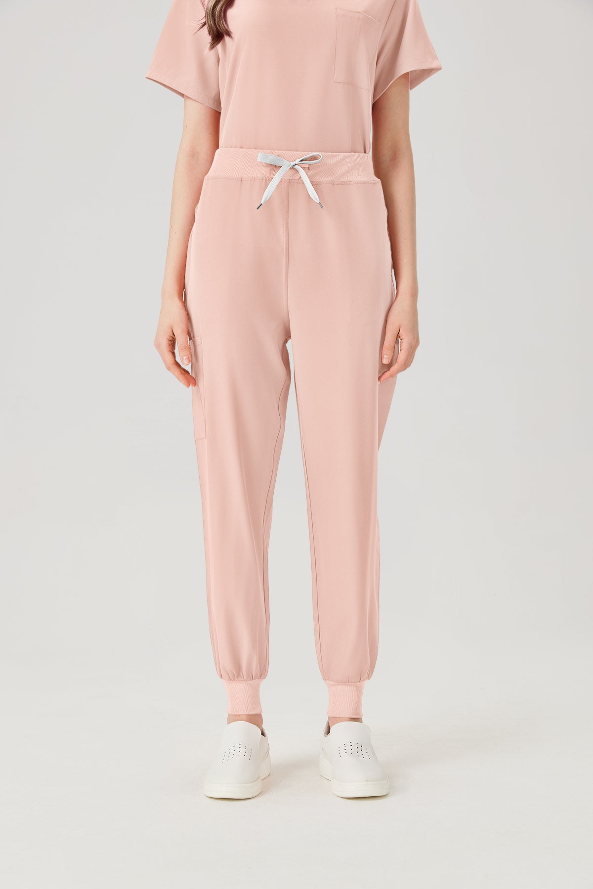 Vista frontal de los pantalones del uniforme médico de mujer de color rosa.