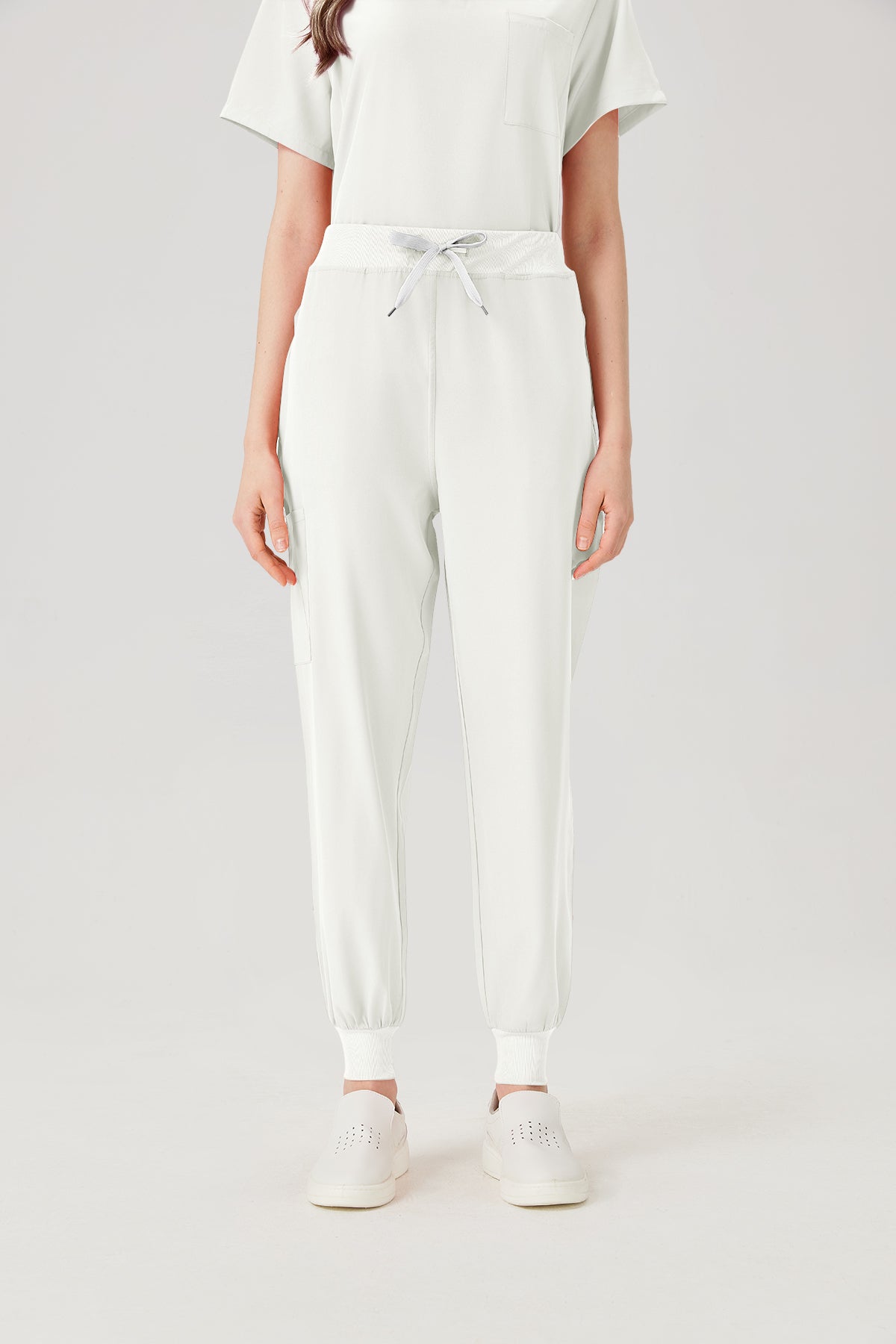 Uniforme de trabajo blanco de mujer, vista frontal del pantalón.