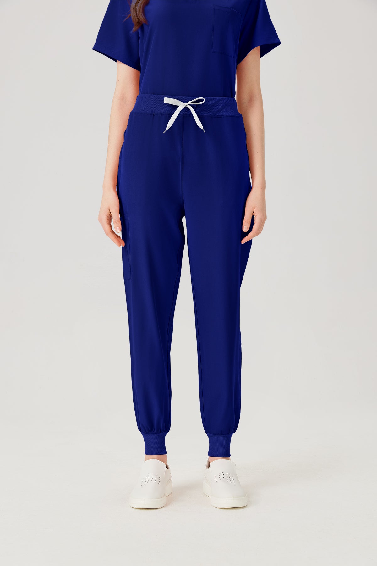 Uniforme médico de mujer azul real, vista frontal del pantalón.