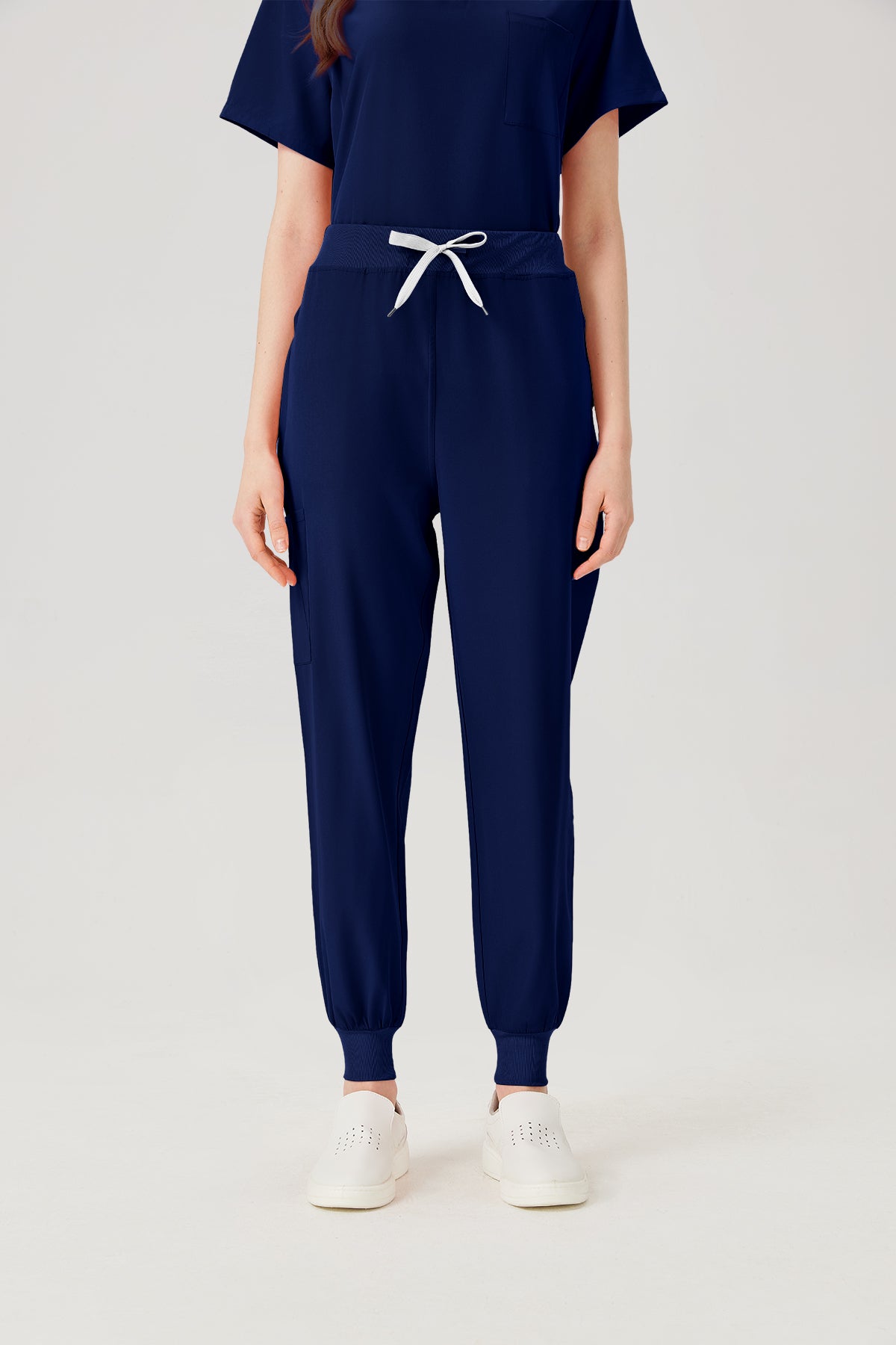 Bata quirúrgica azul marino JelriSoFit® para mujer, vista frontal del pantalón