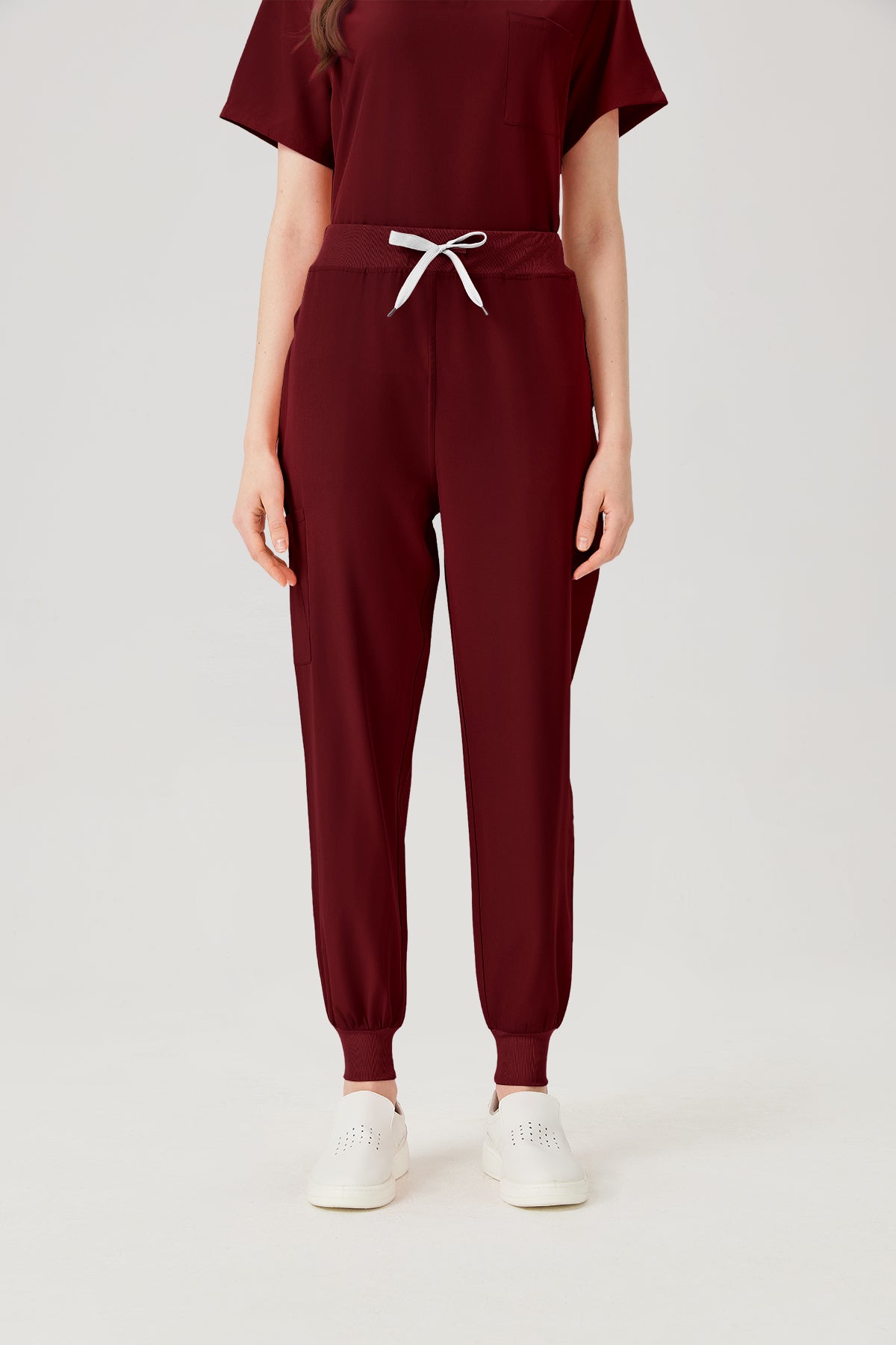 Bata quirúrgica burdeos para mujer, vista frontal del pantalón