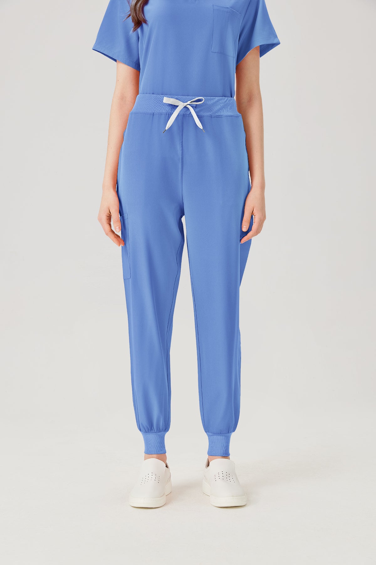 Bata quirúrgica de mujer azul claro, vista frontal del pantalón