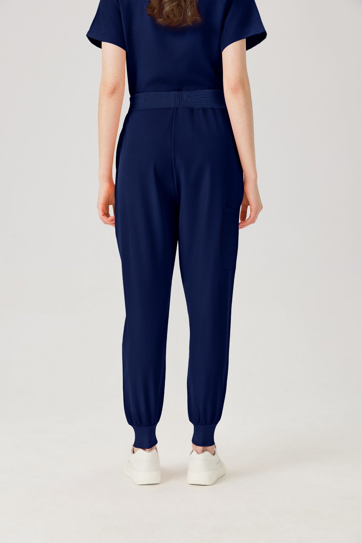 Bata quirúrgica azul marino para mujer JelriSoFit®, vista posterior del pantalón