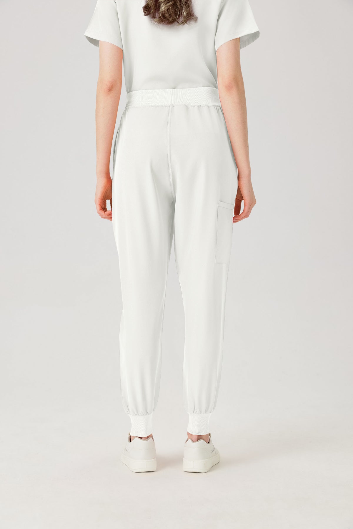 Uniforme de trabajo blanco de mujer, vista posterior del pantalón.