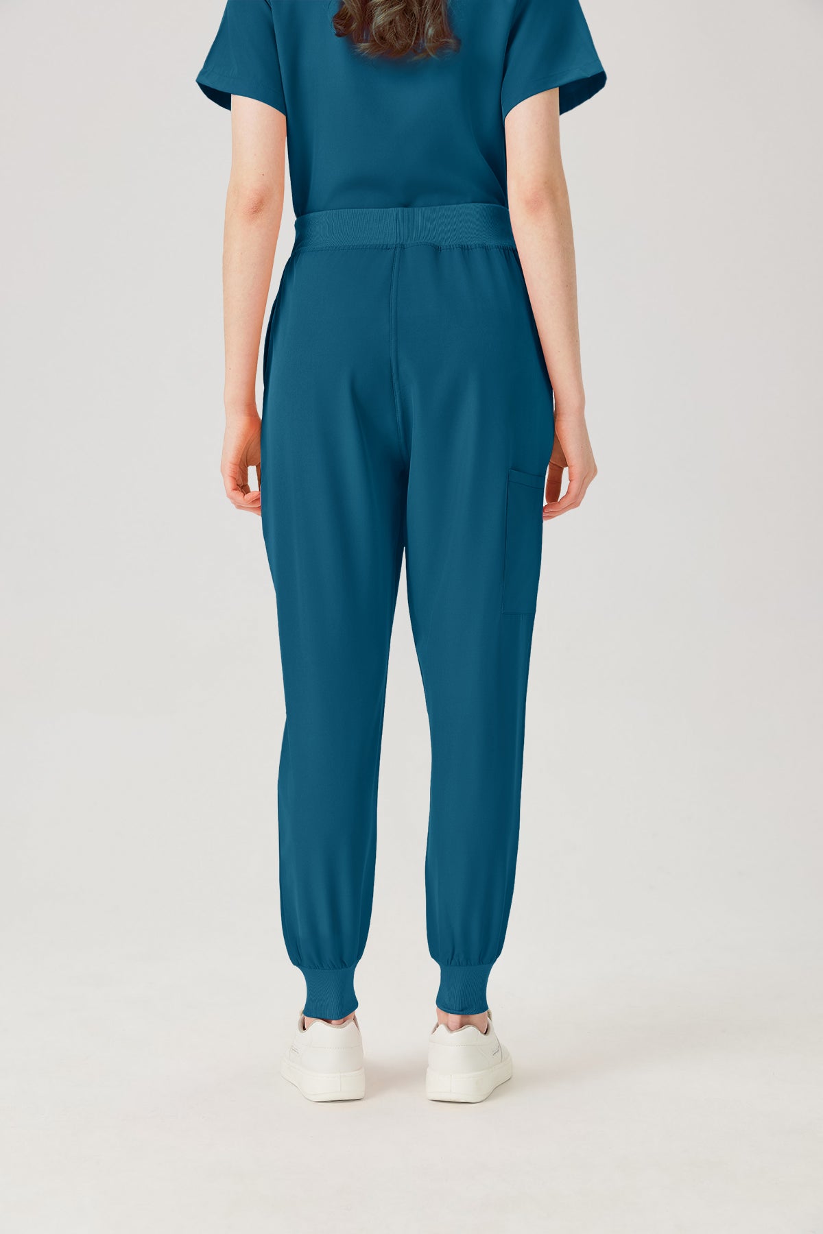 Vista posterior de los pantalones de bata quirúrgica de mujer