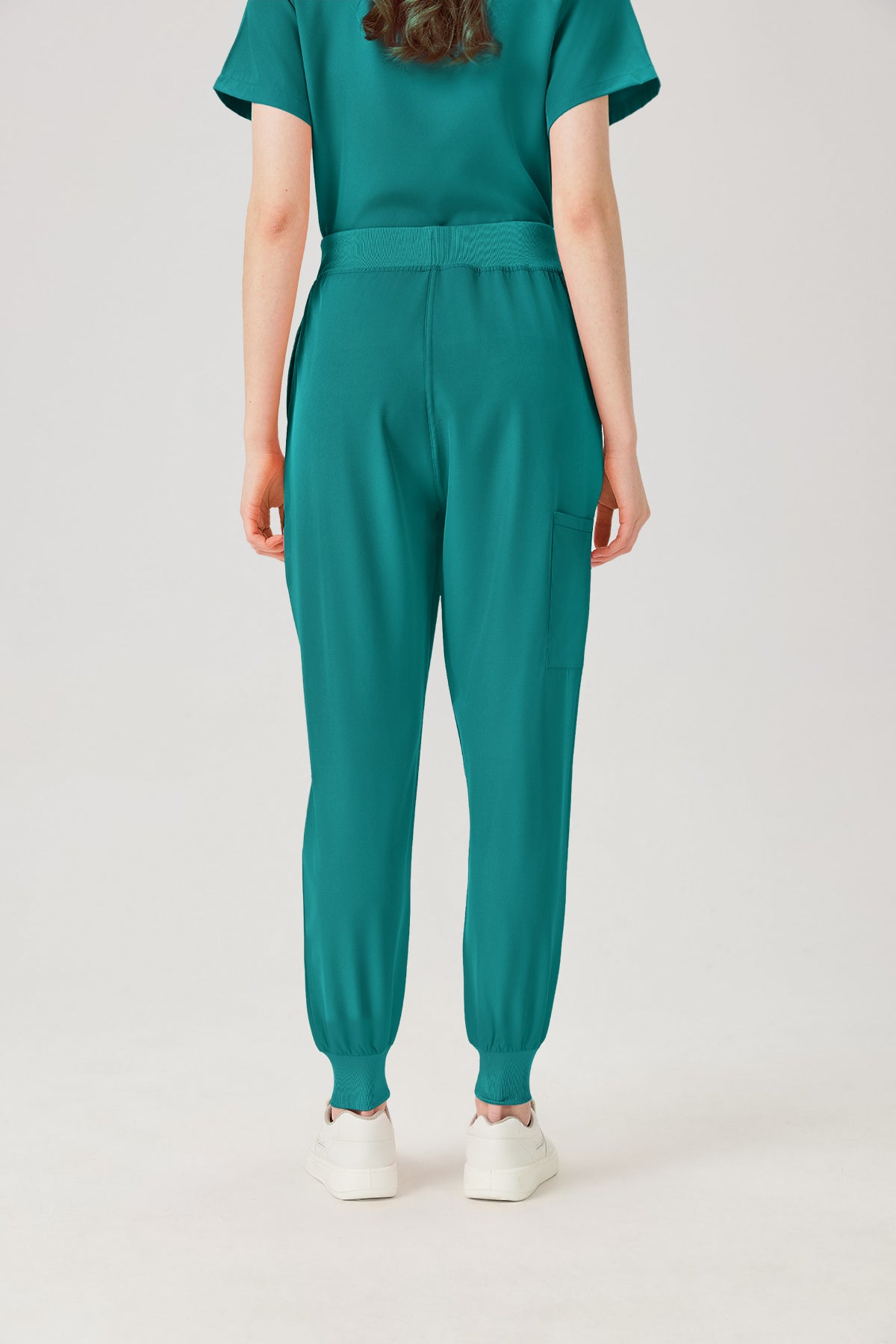 Uniforme médico de mujer verde esmeralda, vista posterior del pantalón.