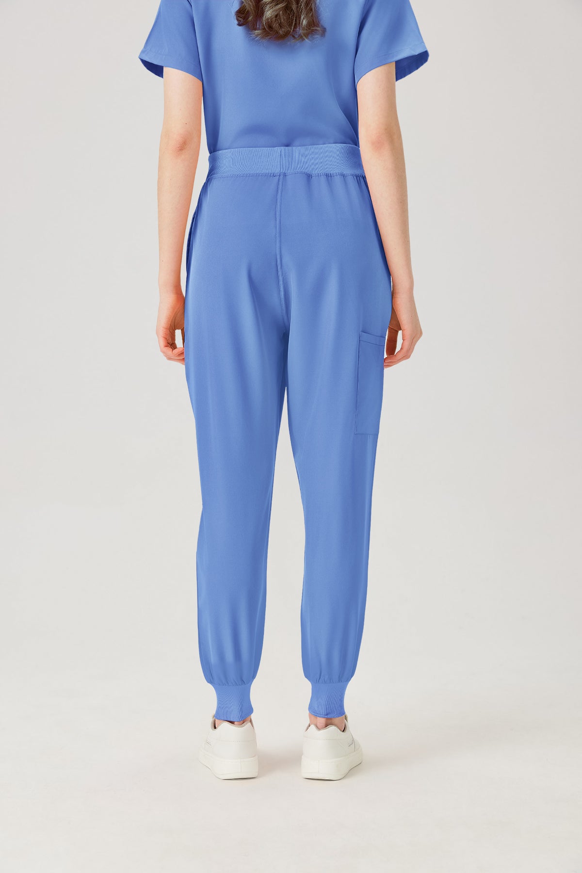 Bata quirúrgica de mujer azul claro, vista posterior del pantalón