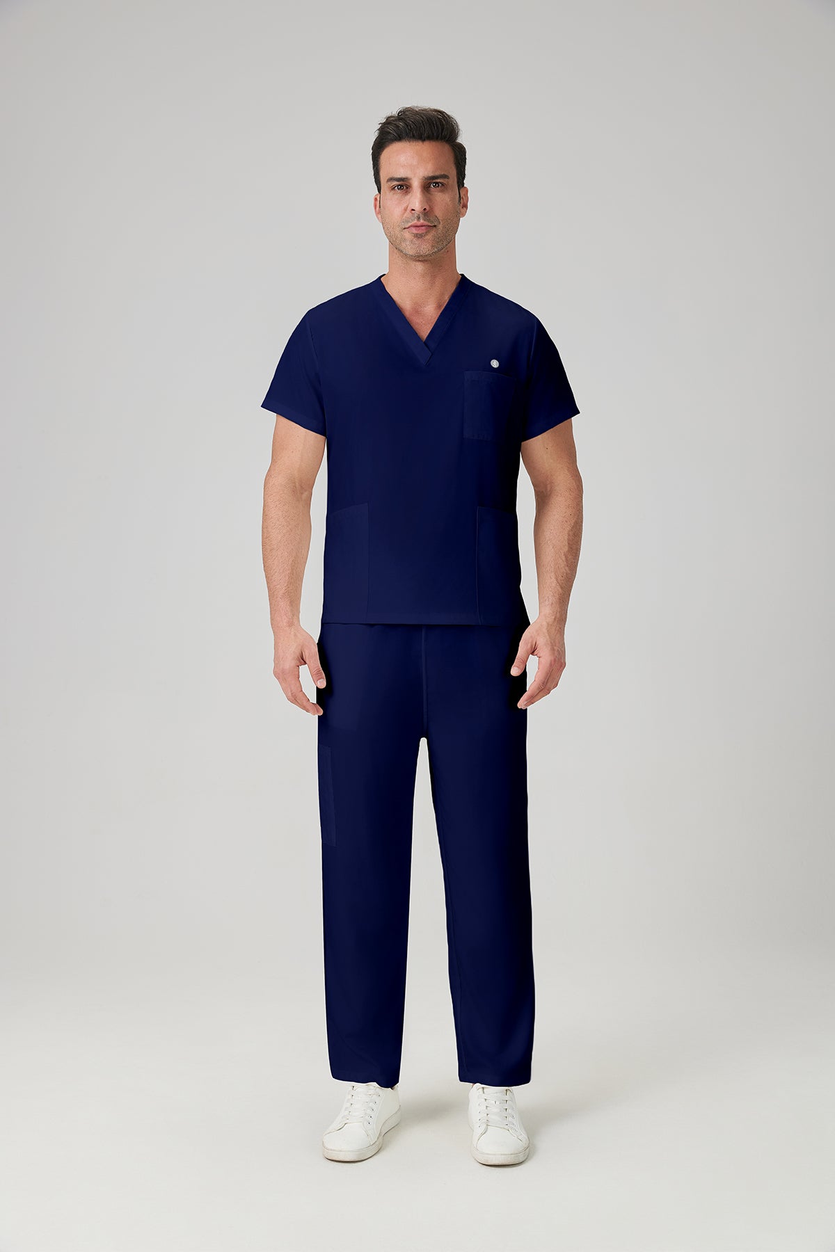 Bata quirúrgica azul marino JelriSoFit® para hombre (vista frontal del modelo)