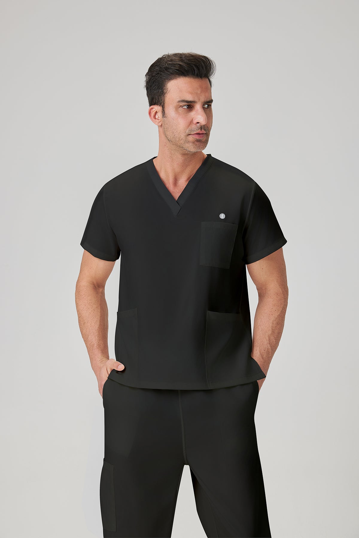 Bata quirúrgica negra para hombre JelriSoFit®, modelo que muestra la vista frontal