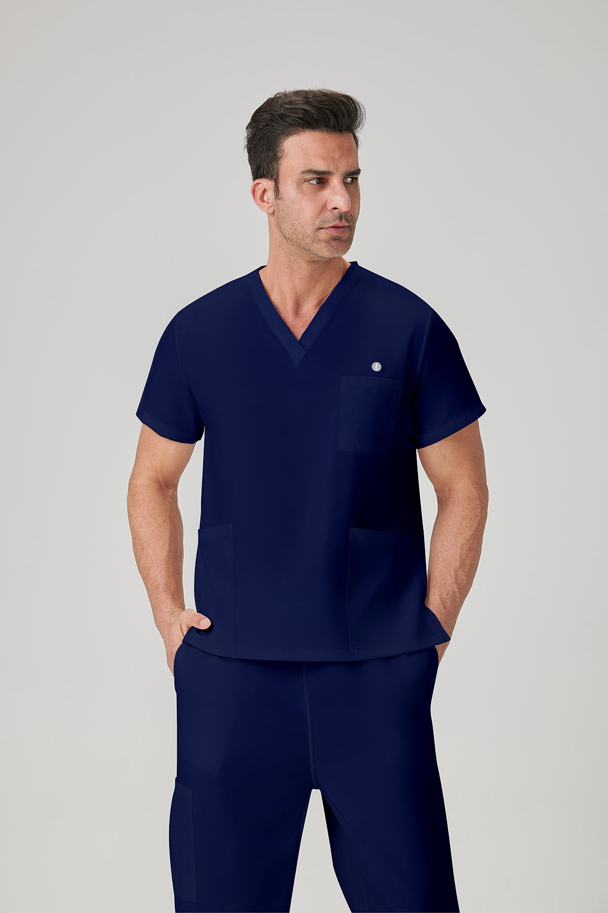 Bata quirúrgica azul marino JelriSoFit® para hombre (vista frontal del modelo)