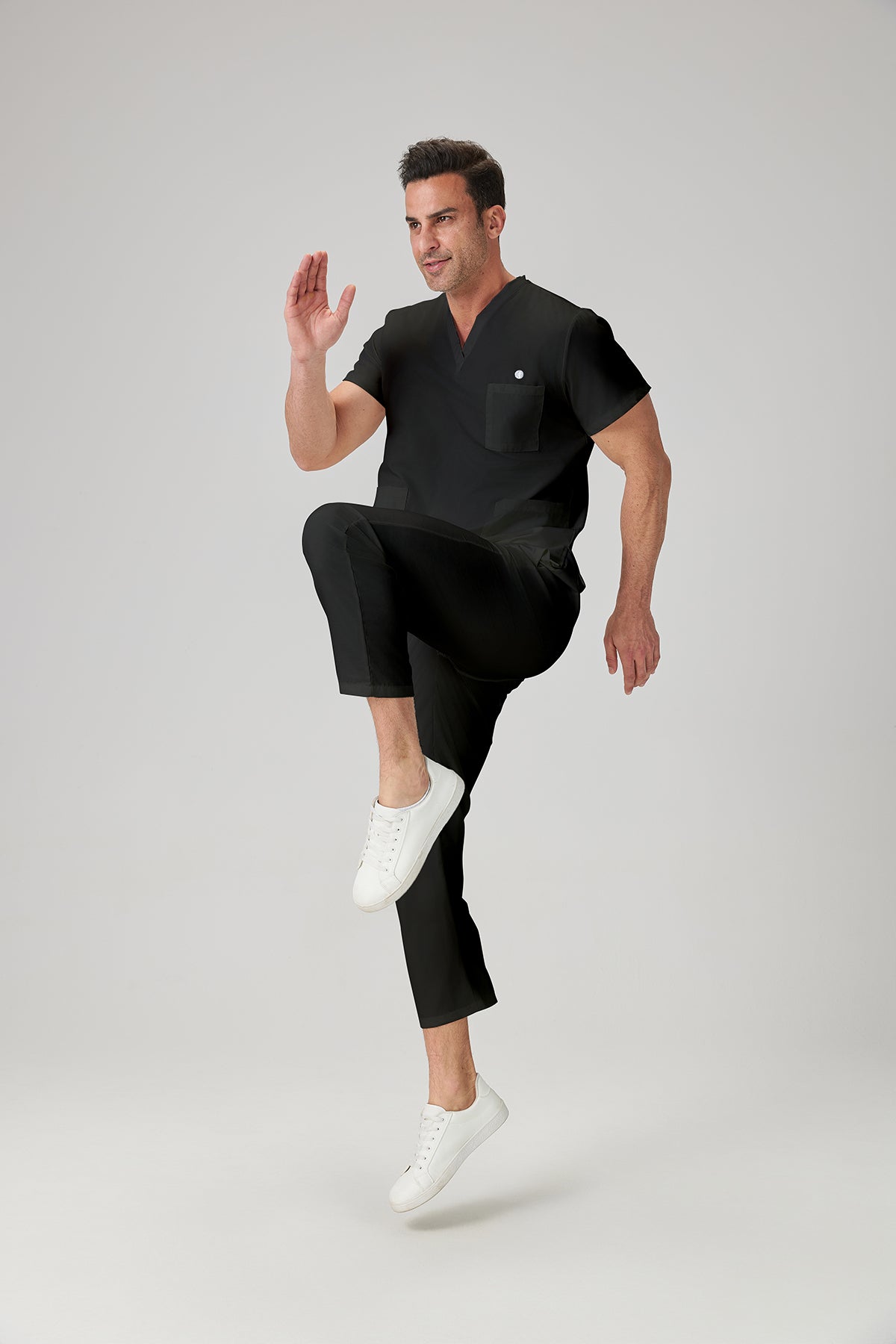 Bata quirúrgica negra para hombre JelriSoFit® (modelo mostrado de lado)