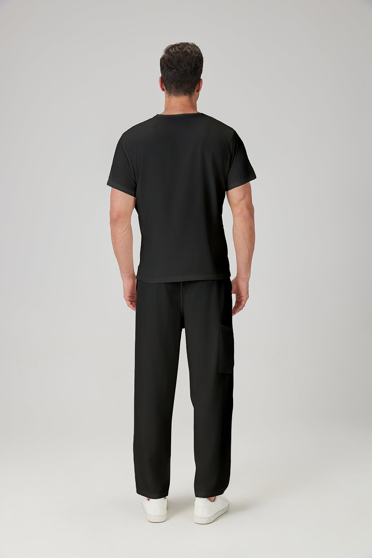 Bata quirúrgica negra para hombre JelriSoFit® (mostrada en el modelo desde atrás)