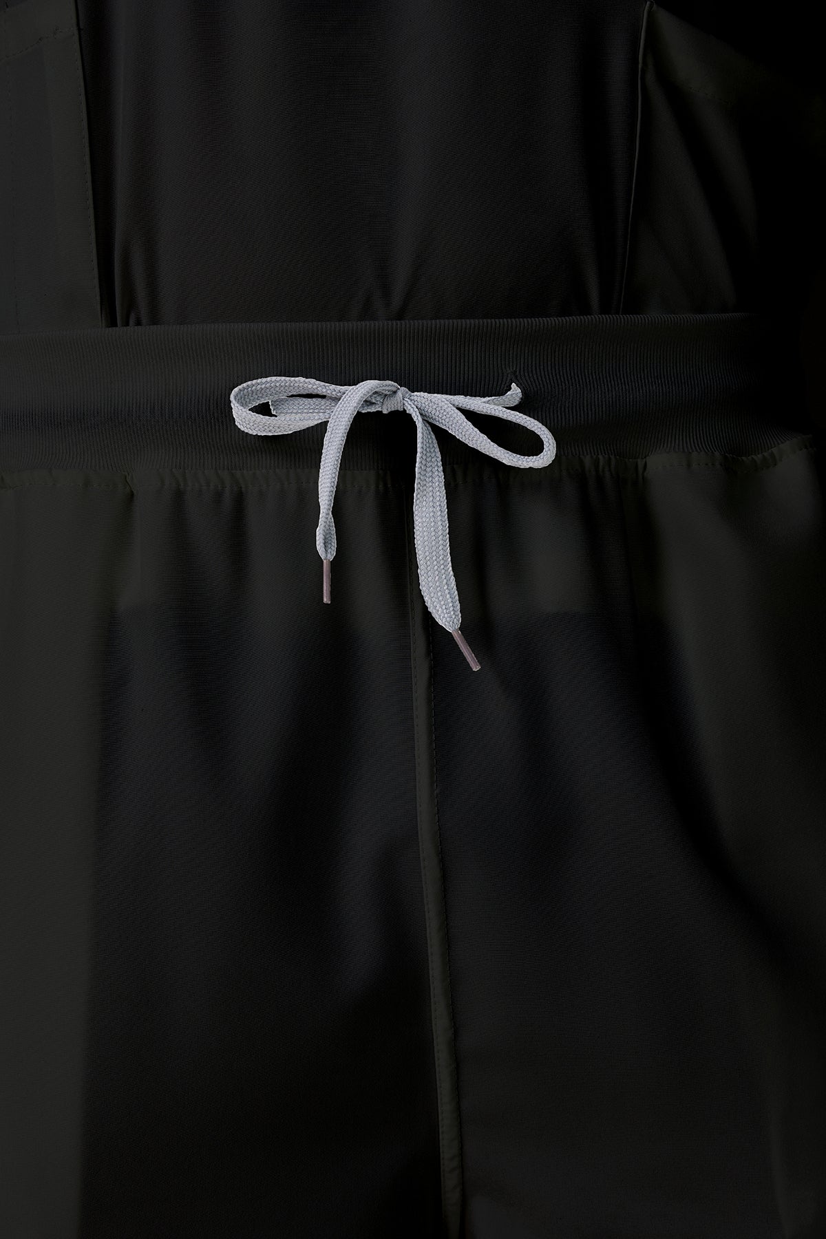 Bata quirúrgica negra JelriSoFit® para hombre, pantalones mostrados al frente