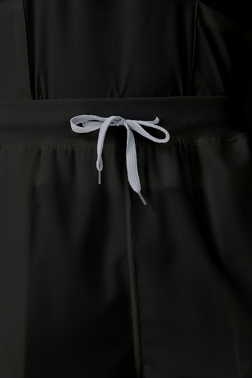 Bata quirúrgica negra JelriSoFit® para hombre, pantalones mostrados al frente