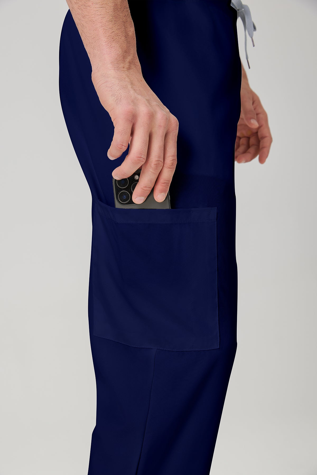 Bata quirúrgica azul marino JelriSoFit® para hombre, vista lateral del pantalón