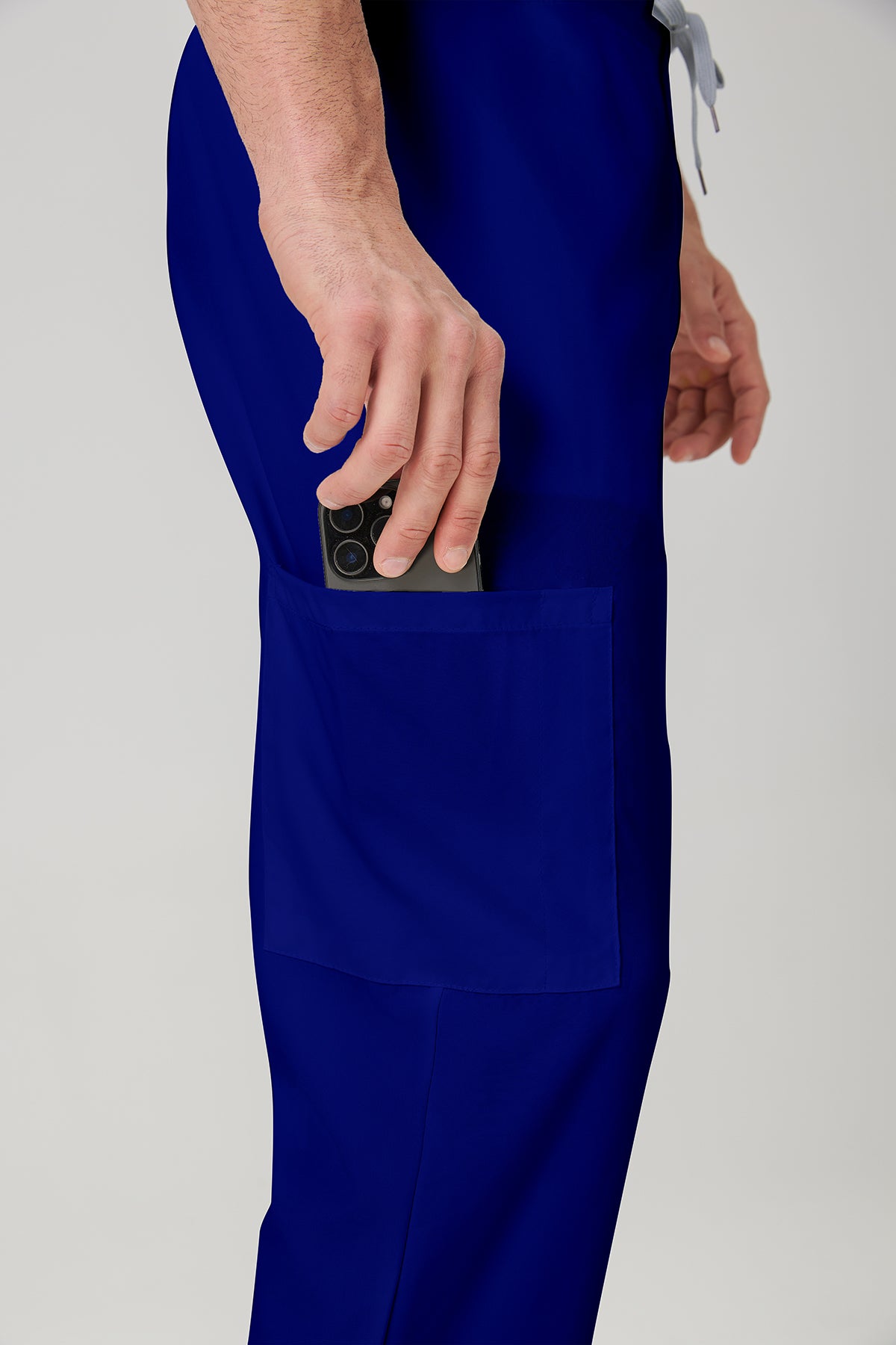 Bata quirúrgica azul rey JelriSoFit® para hombre, vista lateral del pantalón