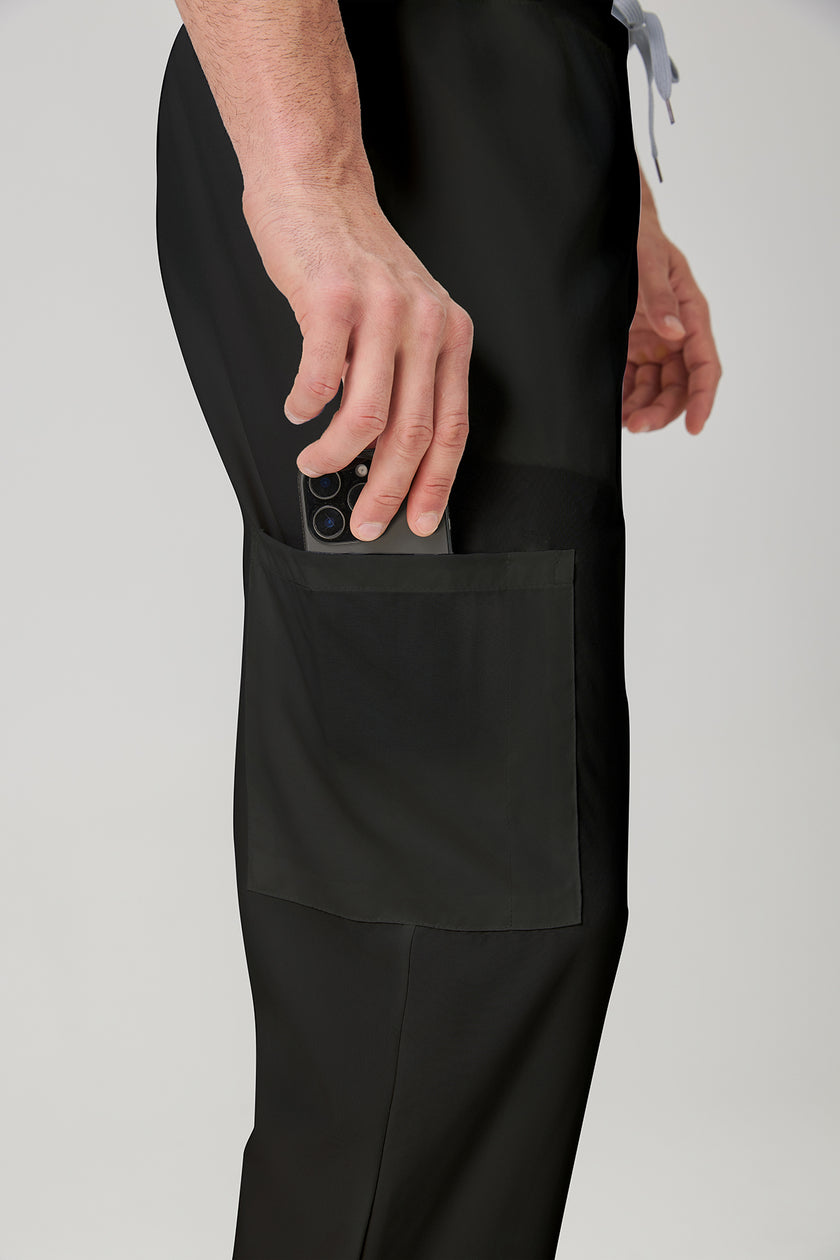 Bata quirúrgica negra JelriSoFit® para hombre, vista lateral del pantalón