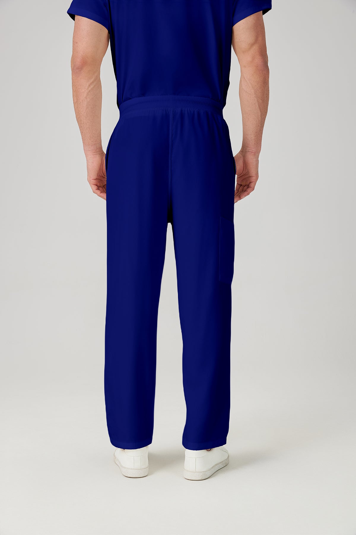 Bata quirúrgica azul real para hombre JelriSoFit®, parte trasera del pantalón