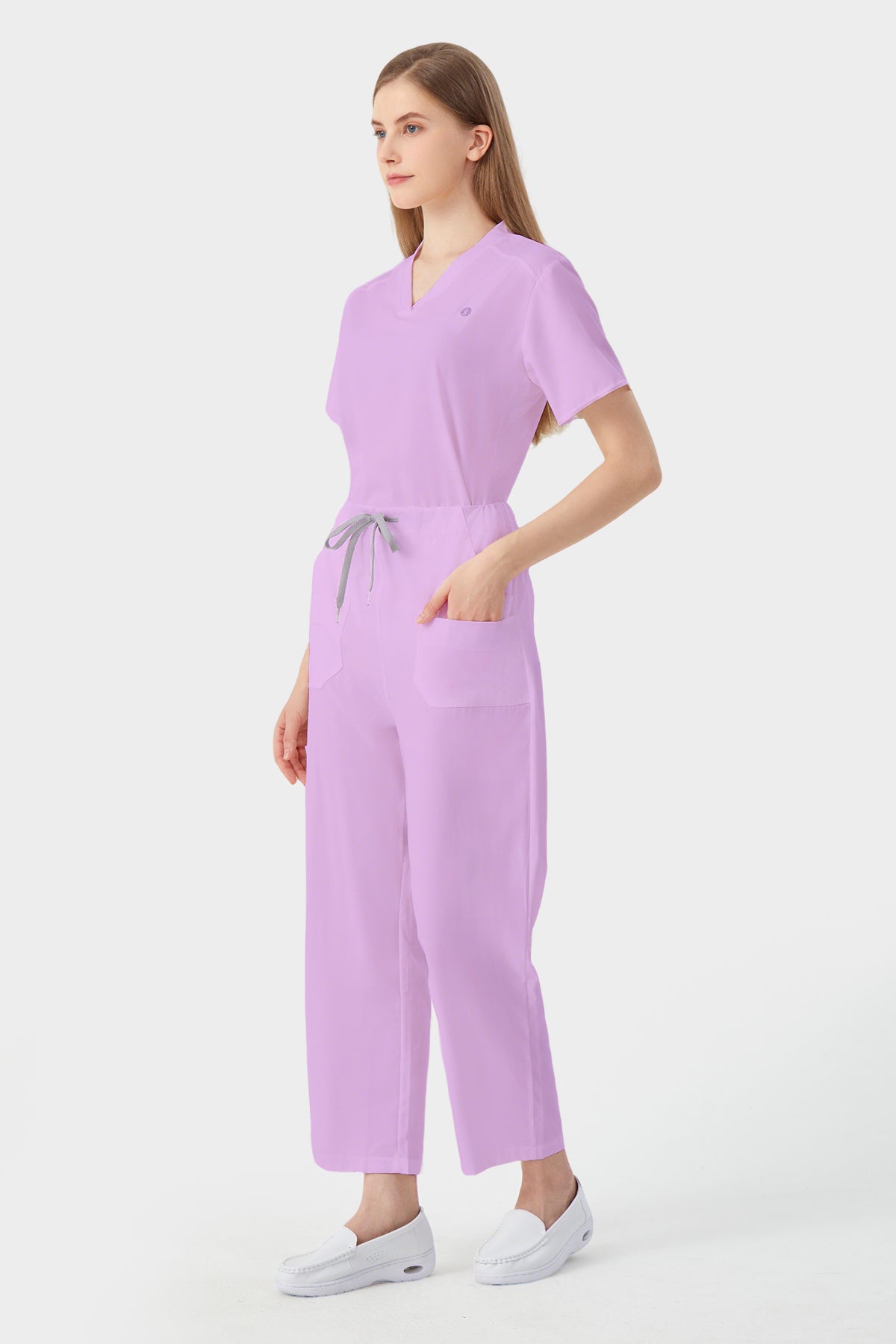 Bata quirúrgica de mujer de color morado con bolsillos en el pantalón