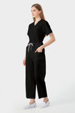 Uniforme médico femenino negro, vista lateral
