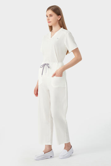 Vista lateral del uniforme médico femenino en blanco