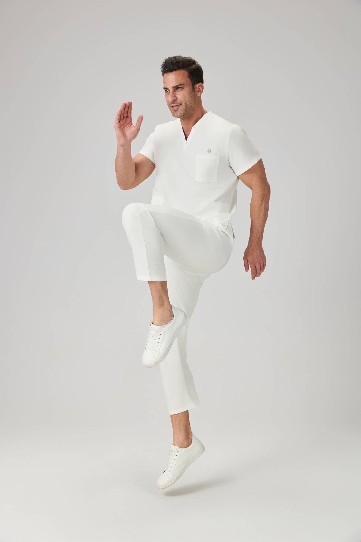 Bata quirúrgica JelriSoFit® para hombre - Crema, vista lateral del modelo
