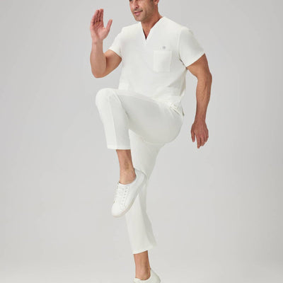 Bata quirúrgica JelriSoFit® para hombre - Crema, vista lateral del modelo
