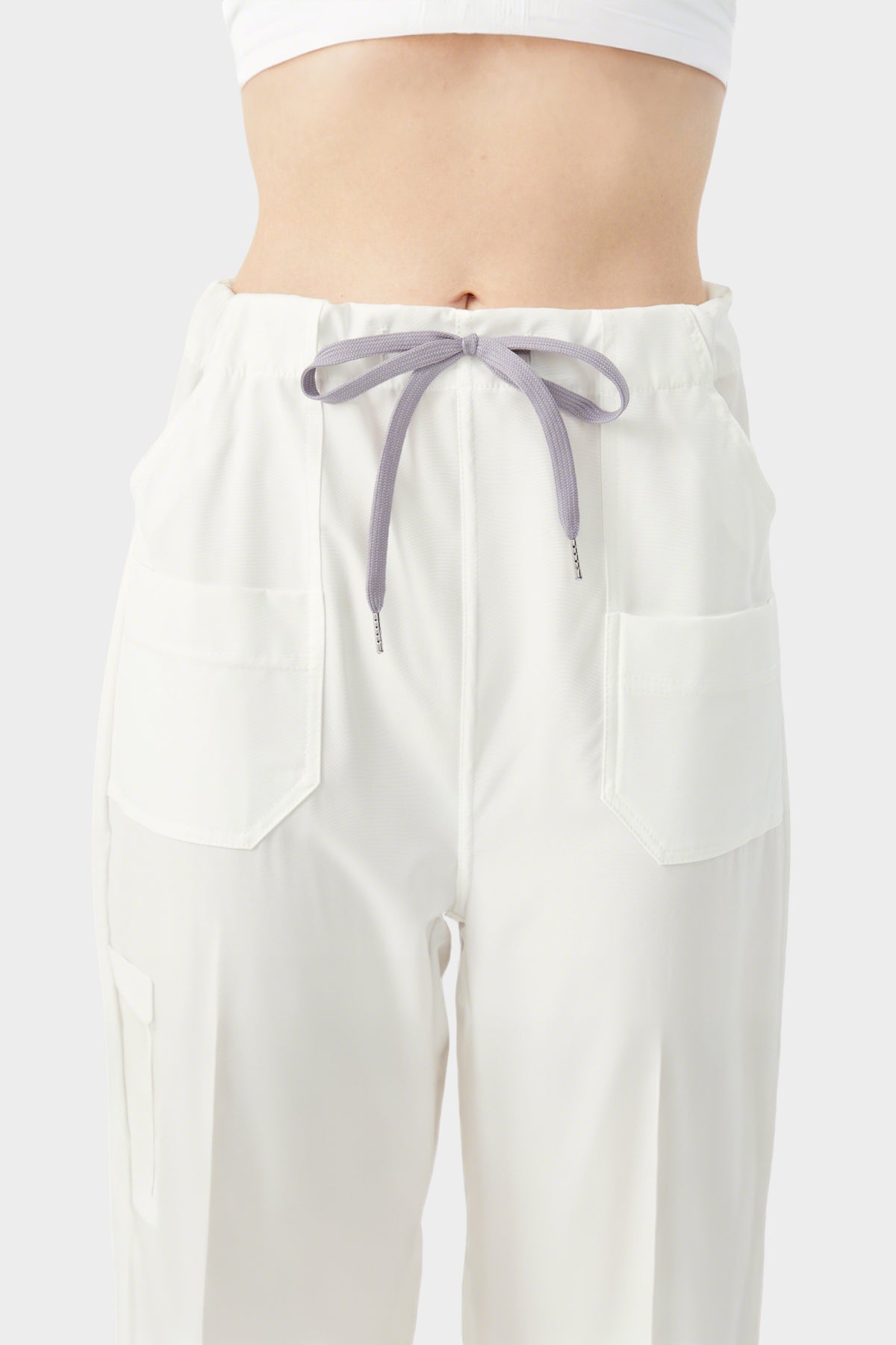 Uniforme médico blanco de mujer, vista frontal de los pantalones