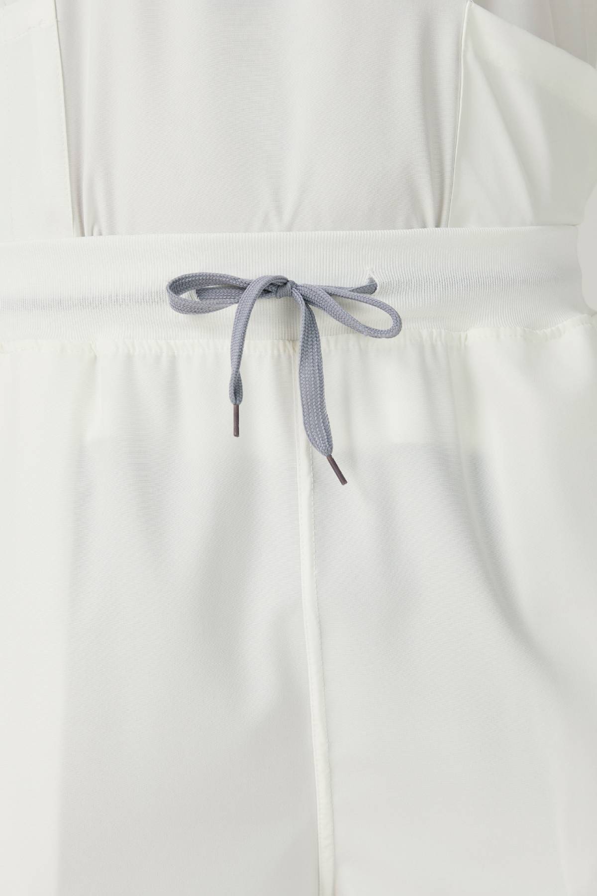 Bata quirúrgica JelriSoFit® para hombre - Crema, vista frontal del pantalón
