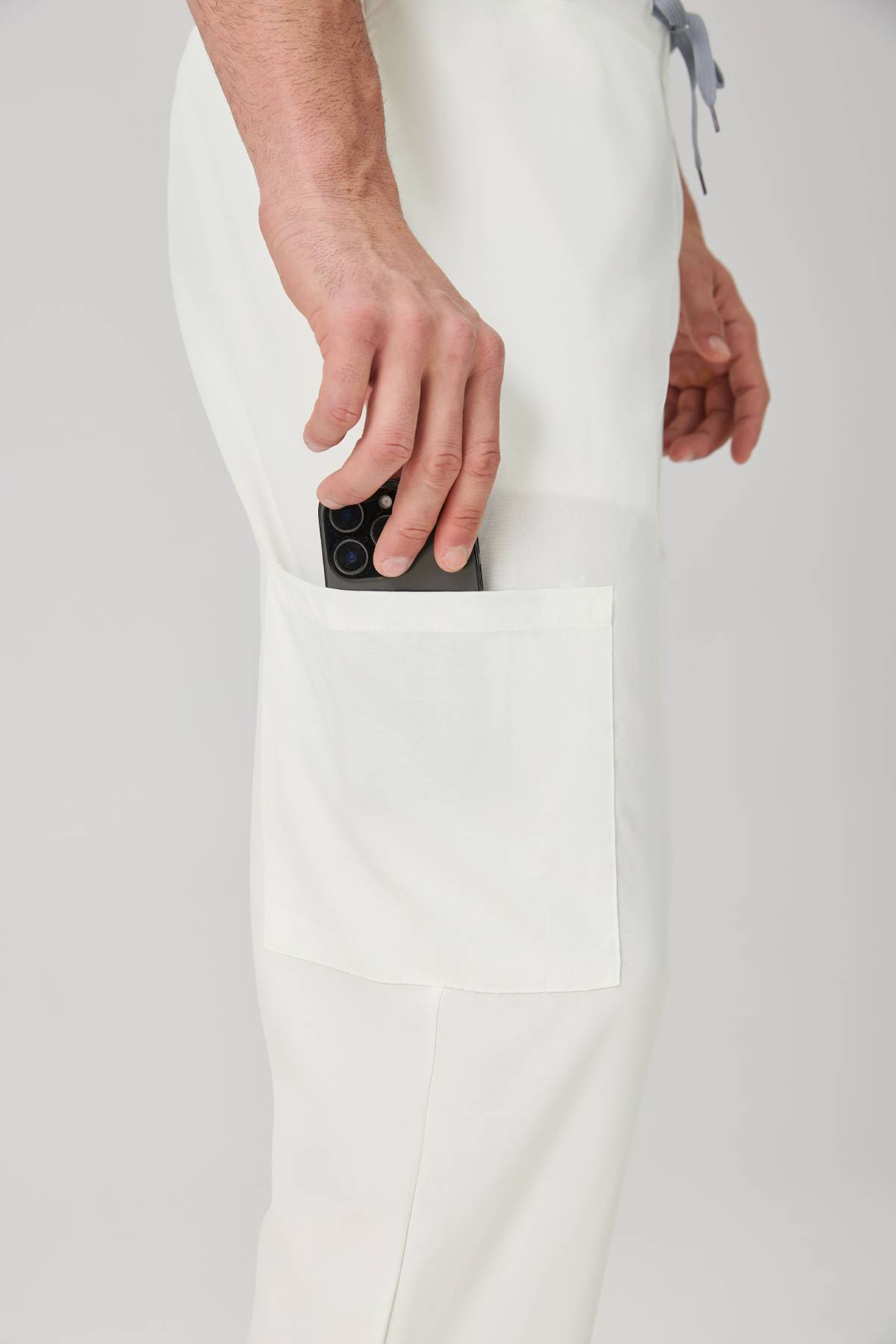 Bata quirúrgica JelriSoFit® para hombre - Crema, vista lateral del pantalón

