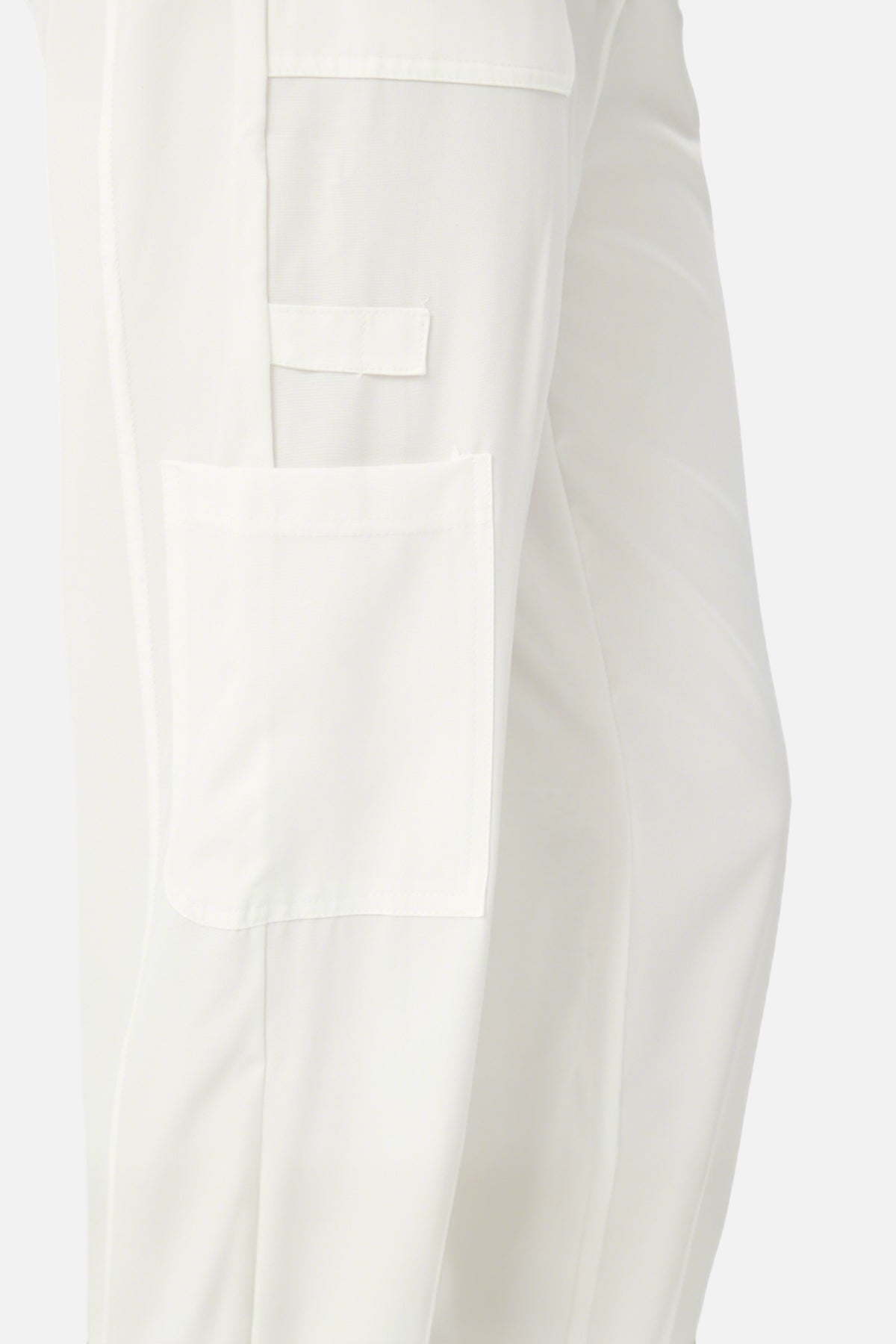 Bata médica blanca de mujer, vista lateral del pantalón