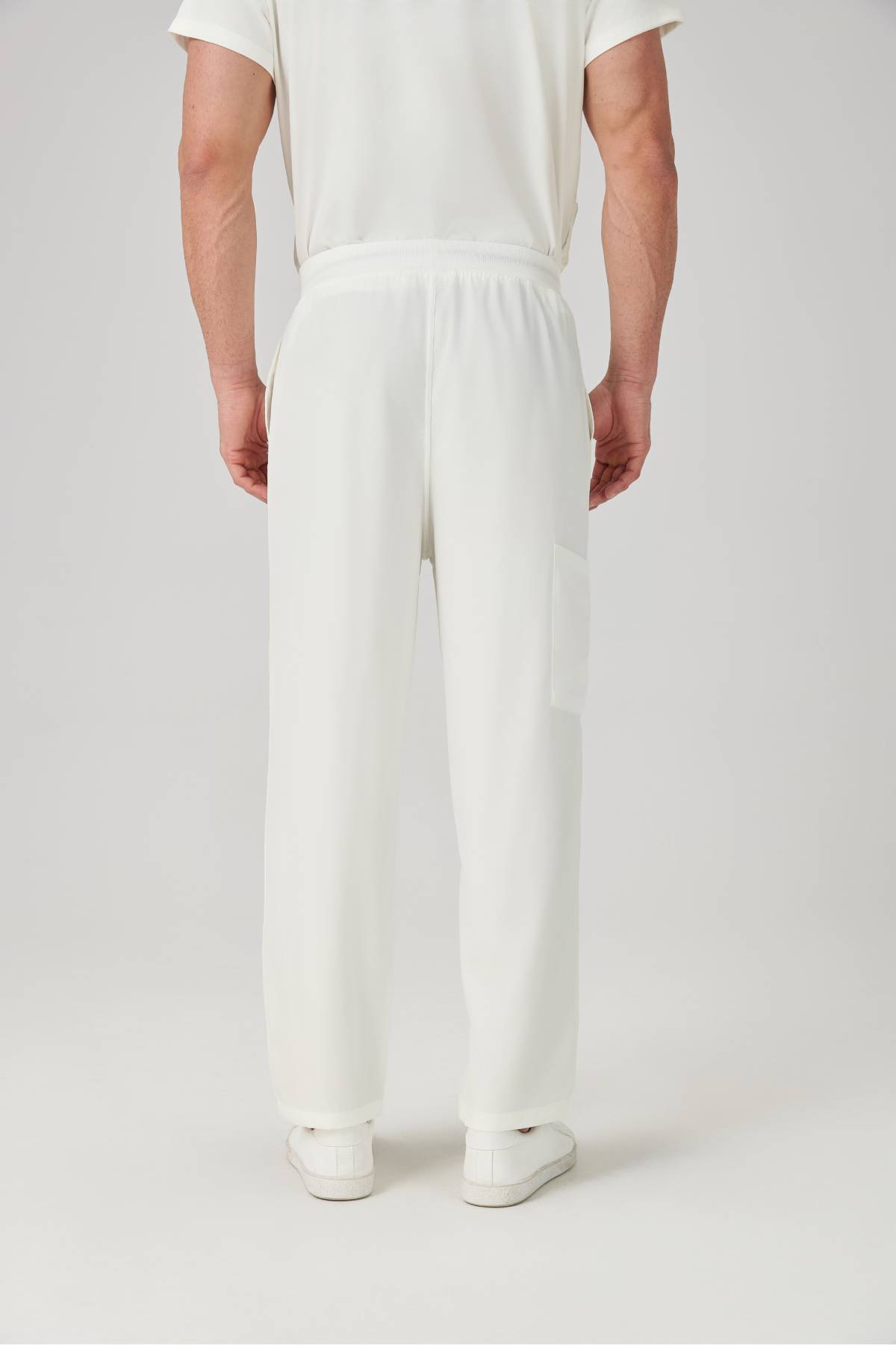Bata quirúrgica para hombre JelriSoFit® - Crema, vista posterior del pantalón
